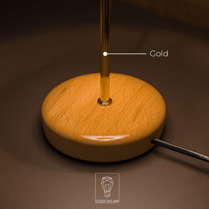 Hölzerner Bein-Lampenschirm-Tischlampe-schwarzer Kopf-Goldkörper