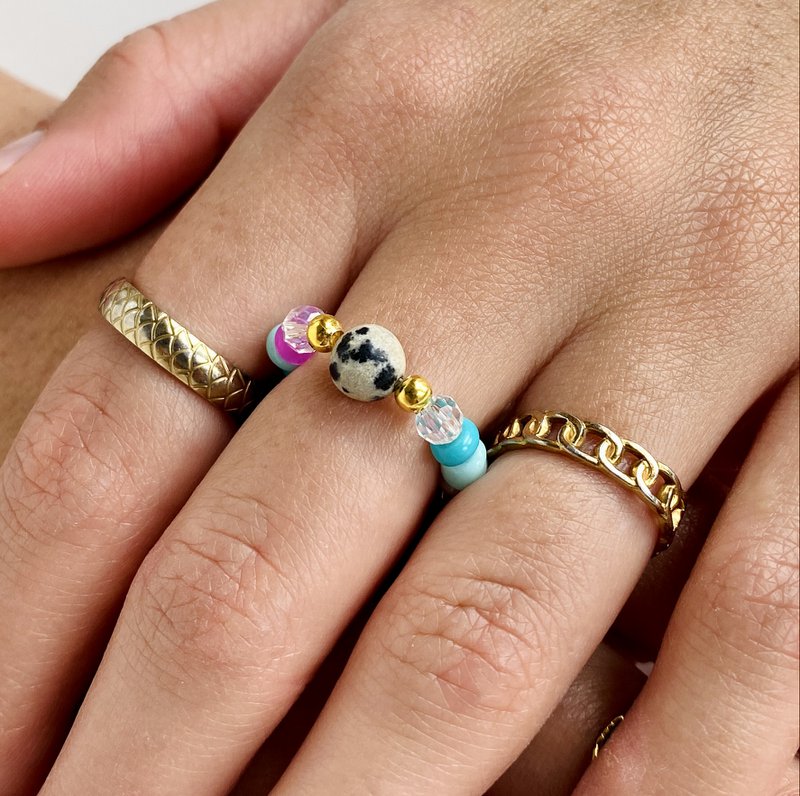 Ring med sten og glasperler