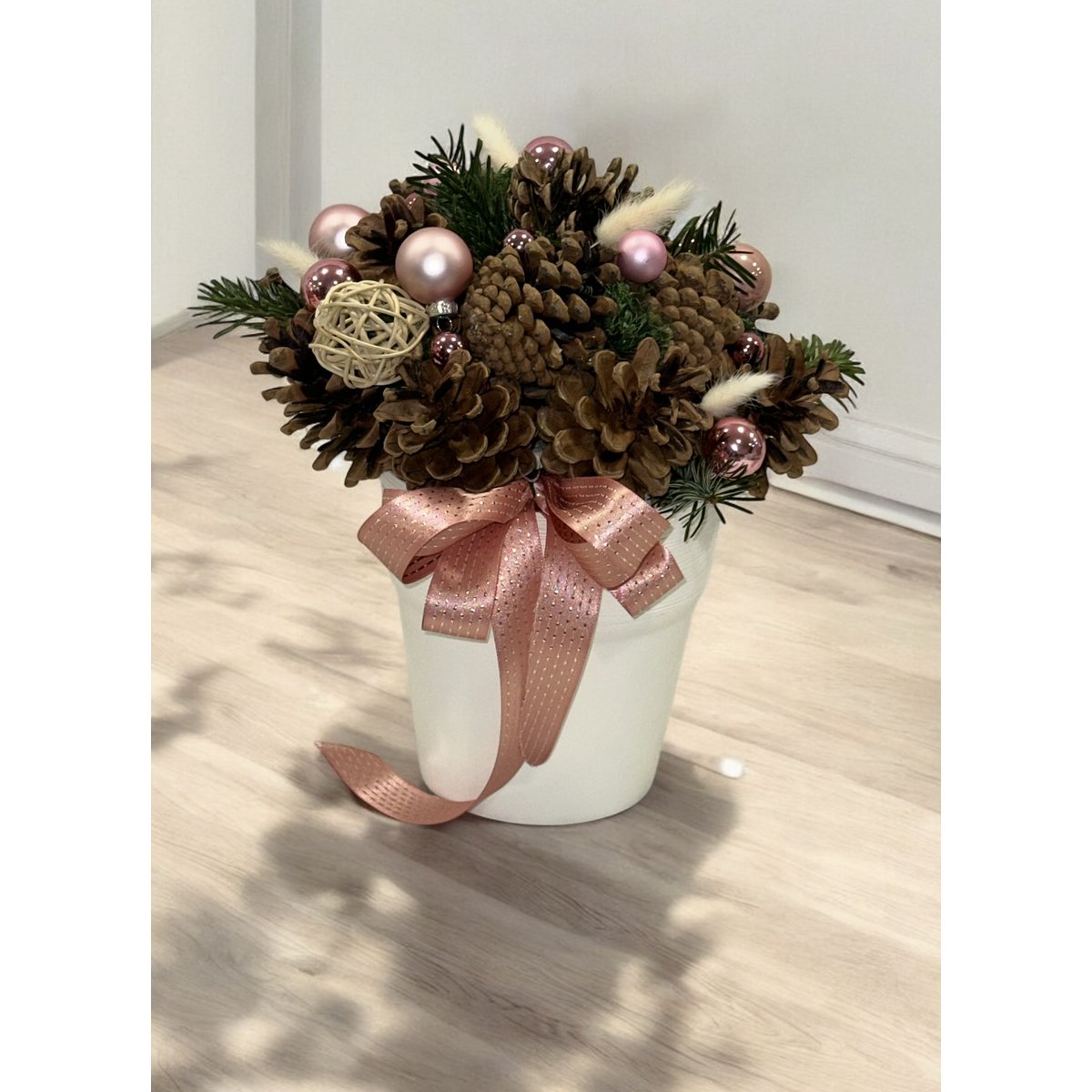 4 x handgemaakte kerstkegelarrangement in witte pot met satijnen strik – 12 cm