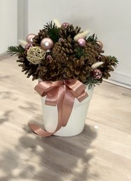 4 x Arreglo de conos navideños hechos a mano en maceta blanca con lazo de satén - 12 cm
