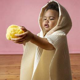 Poncho de baño para bebé con forma de panal blanco
