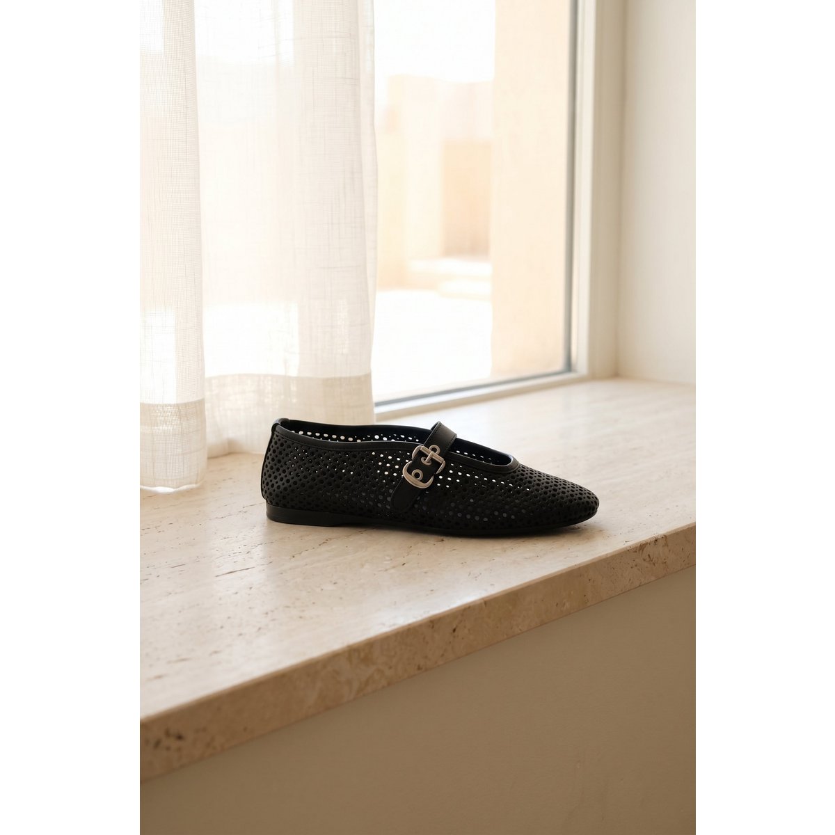 CARROLL BLACK – Ballerinas aus perforiertem Leder mit Schnalle