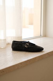 CARROLL BLACK – Ballerinas aus perforiertem Leder mit Schnalle