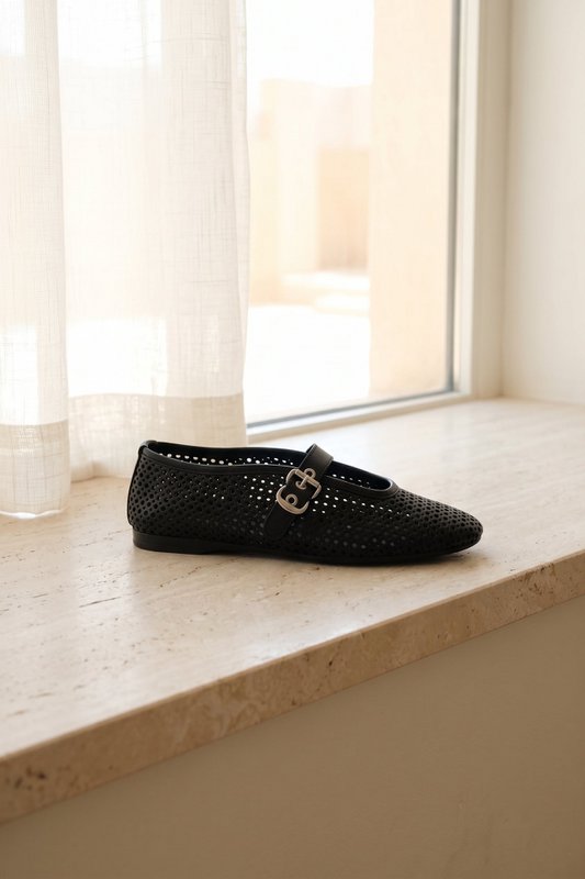 CARROLL BLACK – Ballerinas aus perforiertem Leder mit Schnalle
