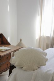 Soffice cuscino a conchiglia Boucle "orsacchiotto bianco"