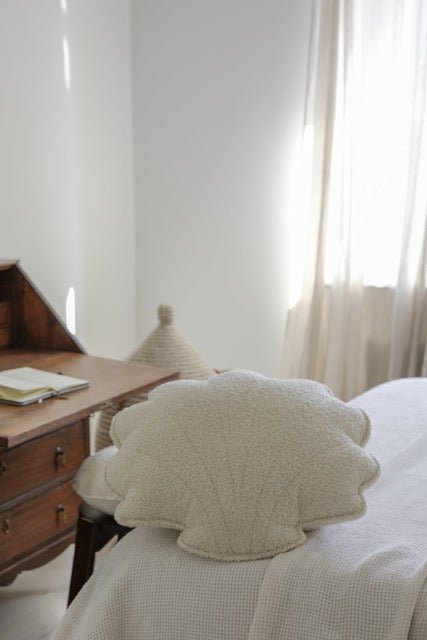 Soffice cuscino a conchiglia Boucle "orsacchiotto bianco"
