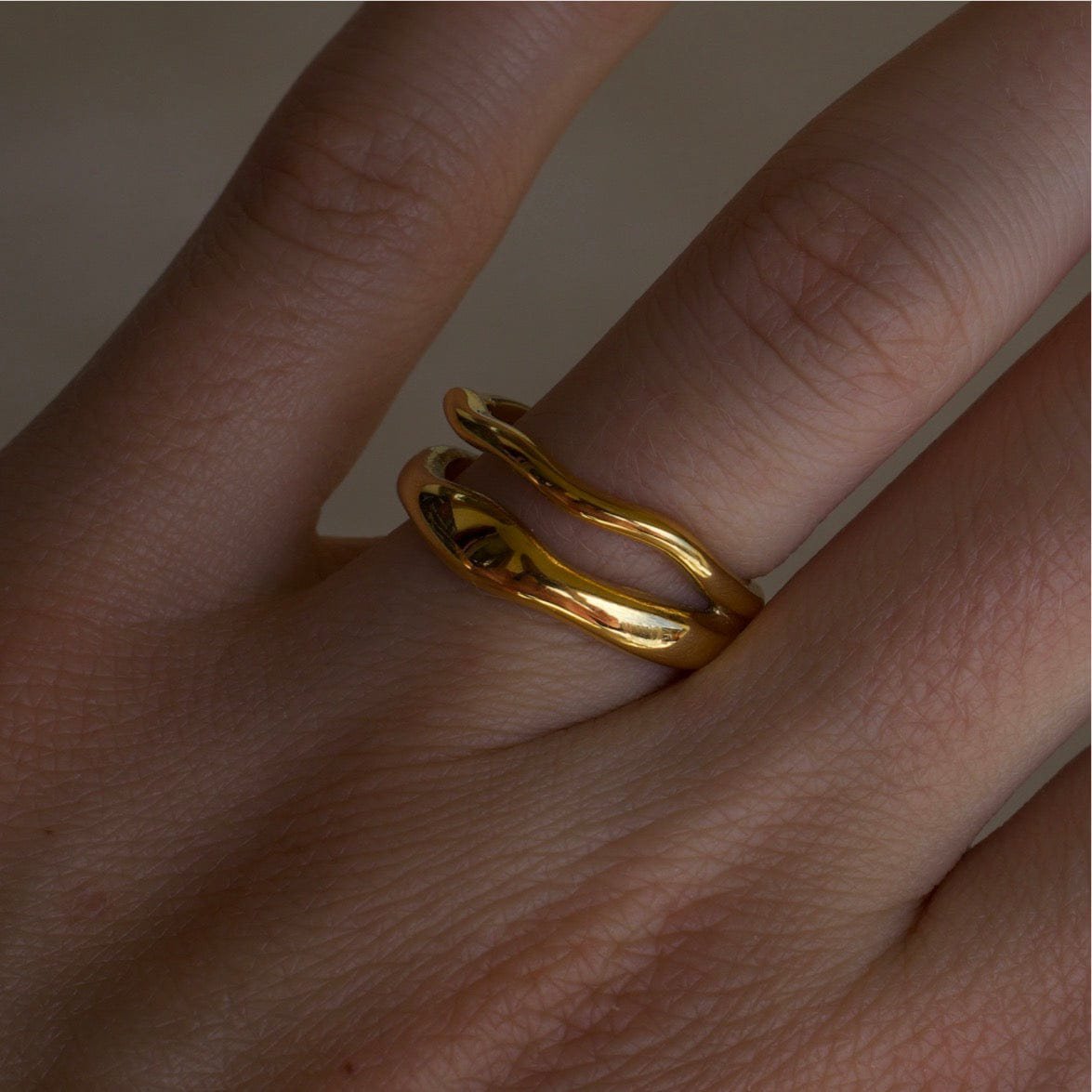 Shantina – Doppellagiger Wellen-Gold-Stapelring