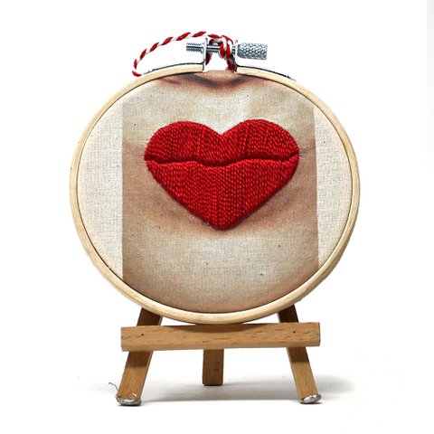 Handgefertigte Stickrahmen-Wandkunst – LOVE-Kollektion – Textile Wanddekoration (10 cm) – S. Valentinstagsgeschenk