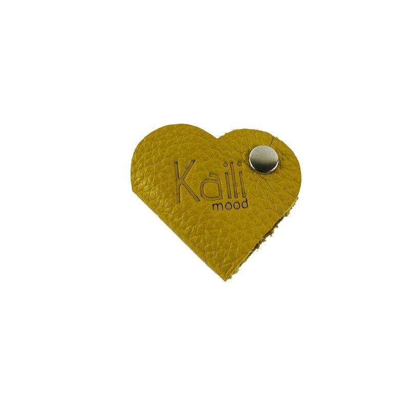 K0039RB | Enrollacables corazón hecho en Italia en cuero genuino plena flor, grano dólar - Color amarillo - Dimensiones: 5 x 8 x 0,5 cm - Embalaje: caja de regalo con fondo/tapa rígidos