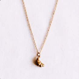 Delicate necklace with a mini croissant