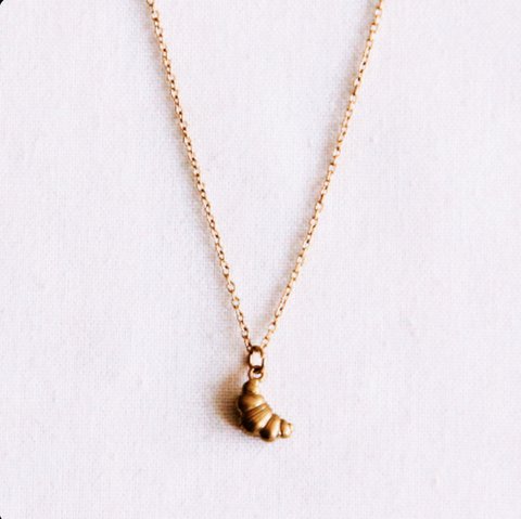 Delicate necklace with a mini croissant