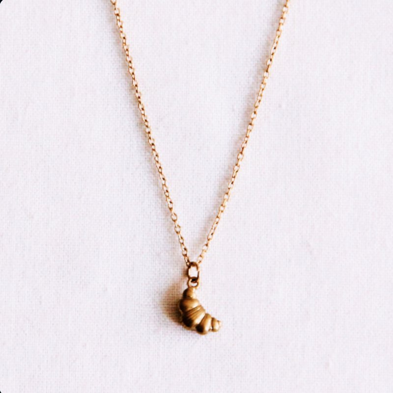 Delicate necklace with a mini croissant