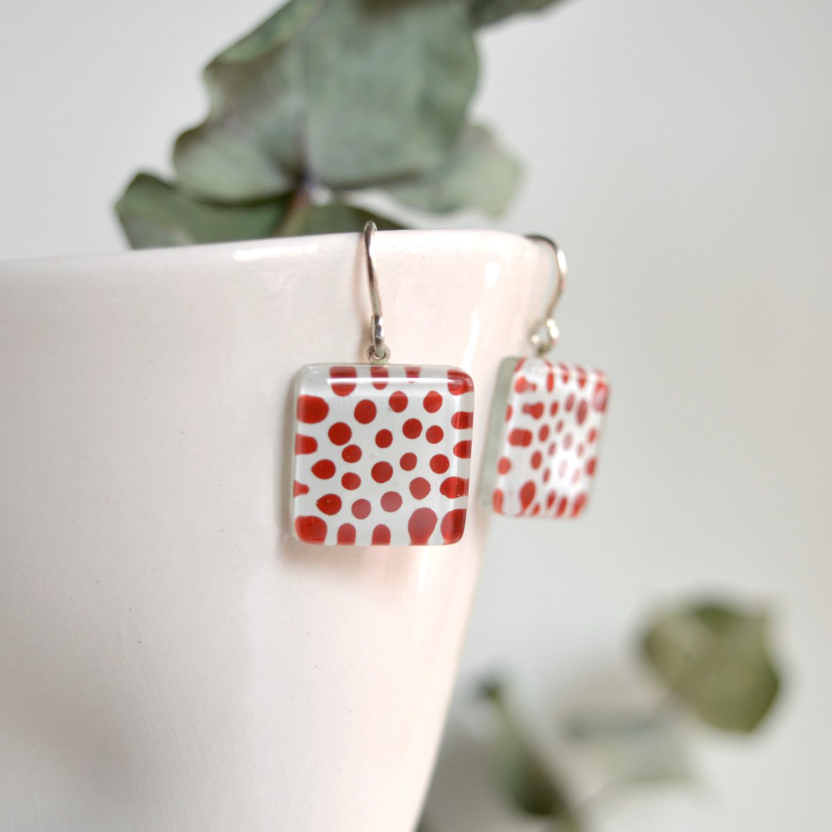 Rote Polka Dot Ohrringe, quadratische Glasfliesen-Ohrhänger mit Sterlingsilber-Haken