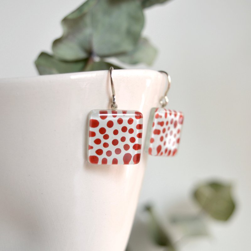 Rote Polka Dot Ohrringe, quadratische Glasfliesen-Ohrhänger mit Sterlingsilber-Haken
