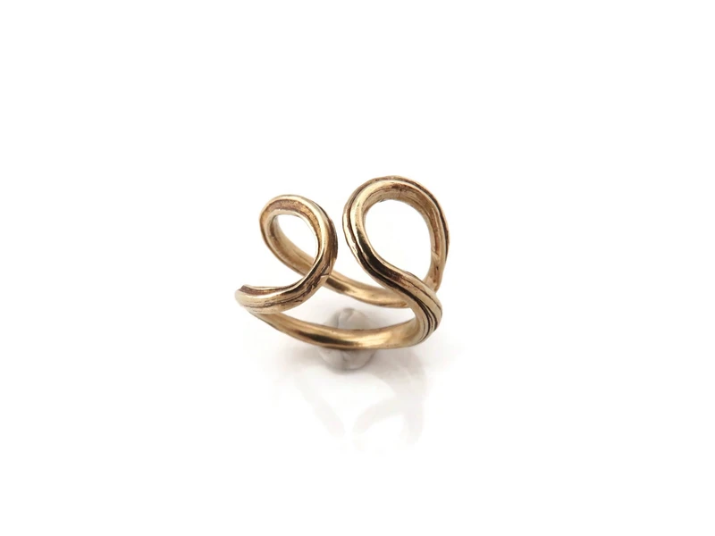 Verstelbare gepatineerde bronzen ring – sculpturaal organisch