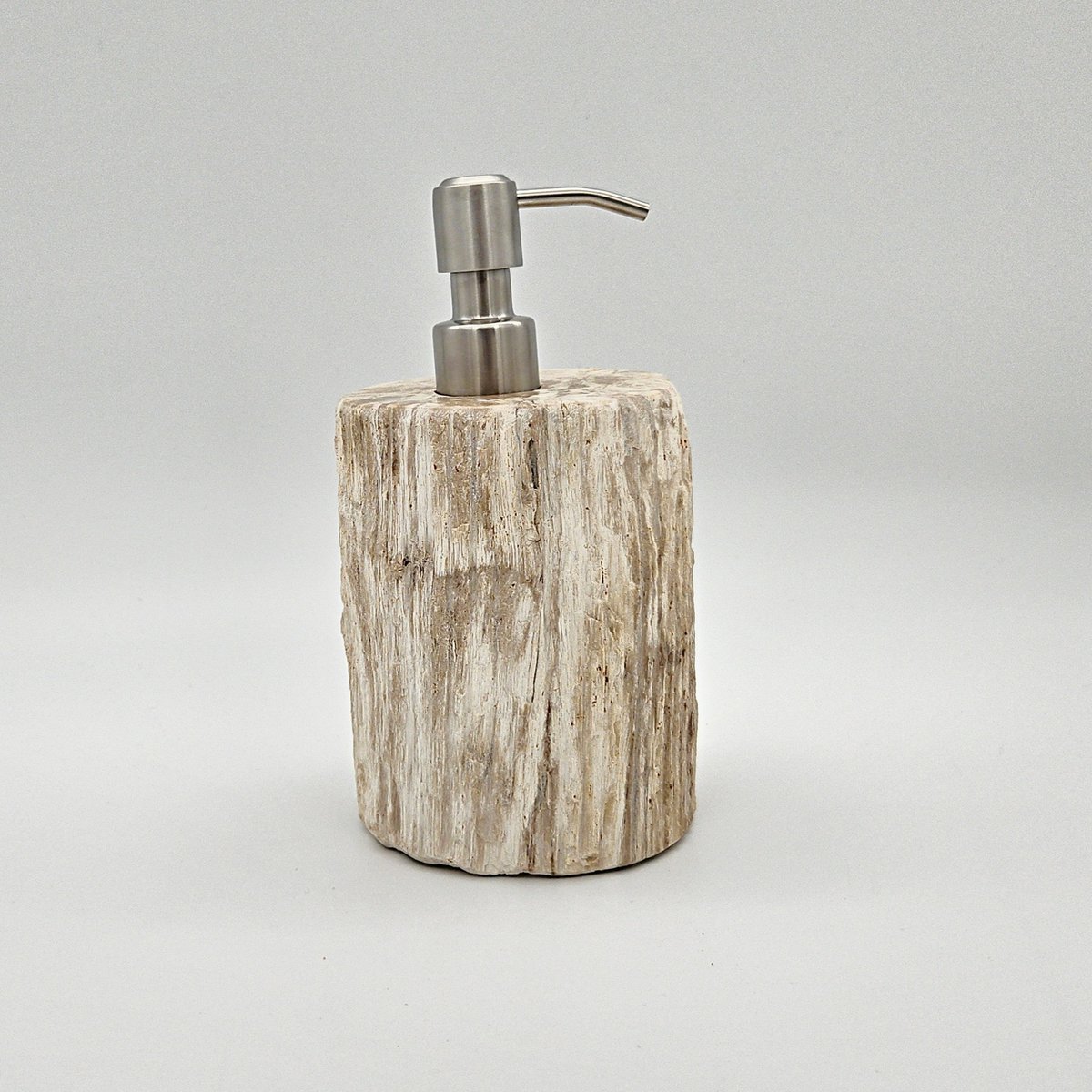 Zeepdispenser van versteend hout