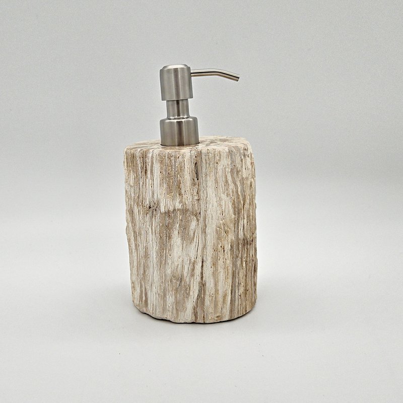 Zeepdispenser van versteend hout