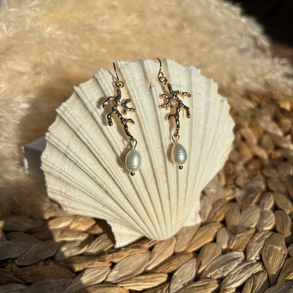 LICHT DES MEERES – Goldene Korallenohrringe mit Perle