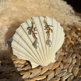 LICHT DES MEERES – Goldene Korallenohrringe mit Perle