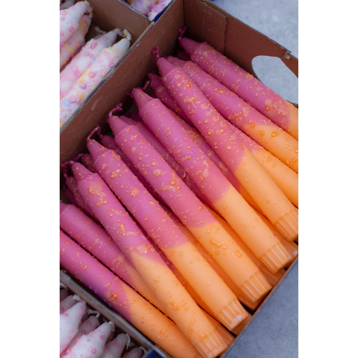 Spitzkerzen - fuschia/orange, orangefarbene Tropfen