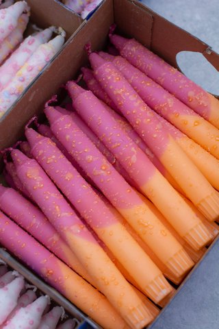 Spitzkerzen - fuschia/orange, orangefarbene Tropfen
