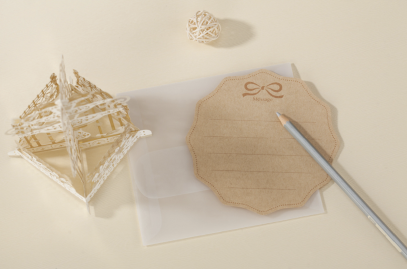 Carte de déménagement 3D avec oiseaux et cage blanche dorée avec panneau de message