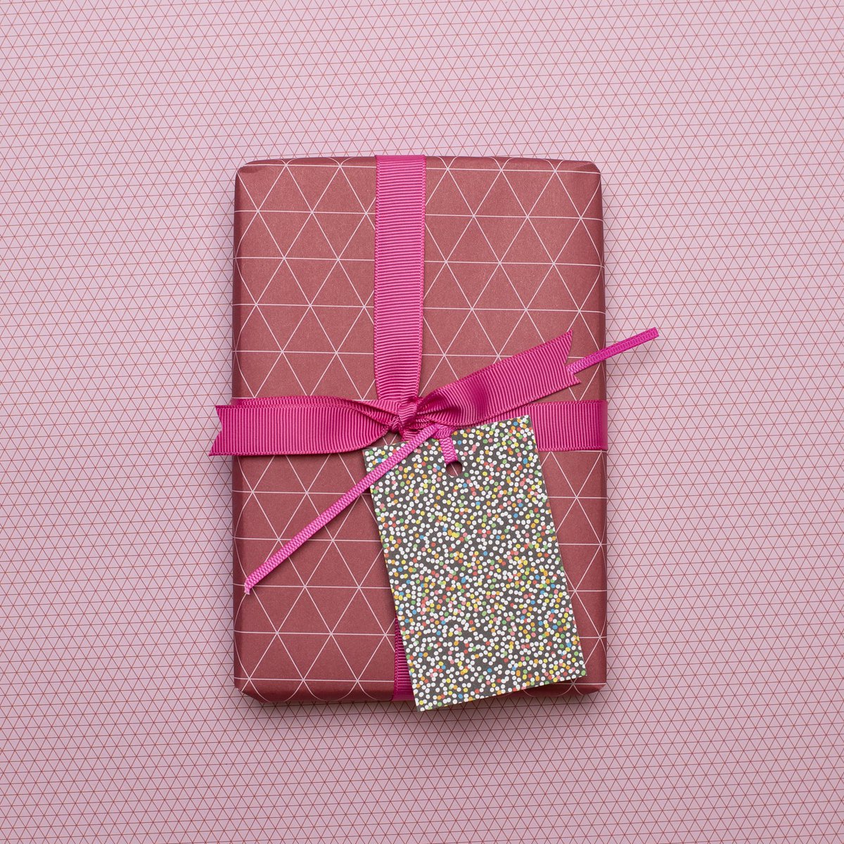 Red inpakpapier Triangles - Grafisch inpakpapier roze rood, perfect voor geschenken voor Moederdag, als een verpakking voor Valentijnsdaggeschenken of neutraal inpakpapier voor vrouwen.