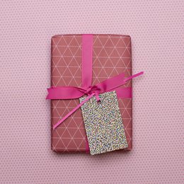 Rotes Geschenkpapier Dreiecke - grafisches Geschenkpapier rosa rot, perfekt für Geschenke zum Muttertag, als Verpackung für Valentinstags Geschenke oder neutrales Geschenkpapier für Frauen.