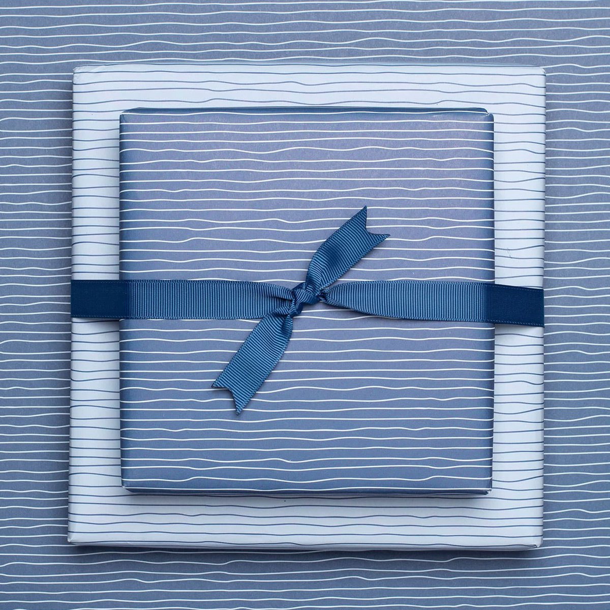 Blauw inpakpapier met golfpatroon - Maritiem inpakpapier voor doop, communie en bevestiging, inpakken van papierwater