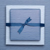 Blaues Geschenkpapier mit Wellenmuster - maritimes Geschenkpapier für Taufe, Kommunion und Konfirmation, Geschenkpapier Wasser
