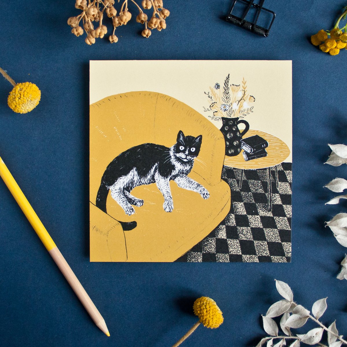 Quadratische Postkarte Katze & Sessel