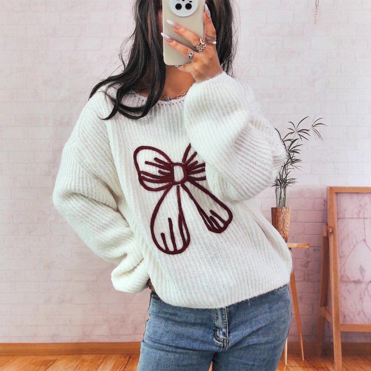 Einfacher, lässiger, gestrickter Langarmpullover mit Schleifenstickerei und Dekoration