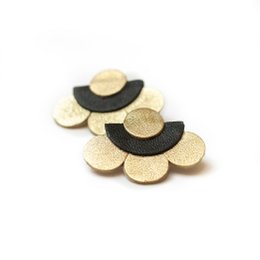 Große Blumen Ohrstecker - Gold und schwarzes Leder