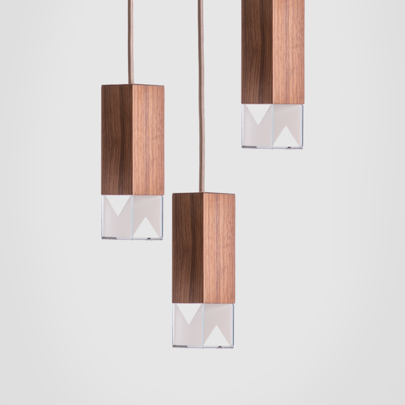 Lampada/Un lampadario in legno Trio