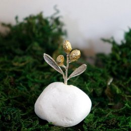 Dekorative Olivenzweig-Goldskulptur, handgefertigte Baumstatue für Wohndekoration, einzigartiges Geschenk, vergoldetes Messing, minimalistisches Design
