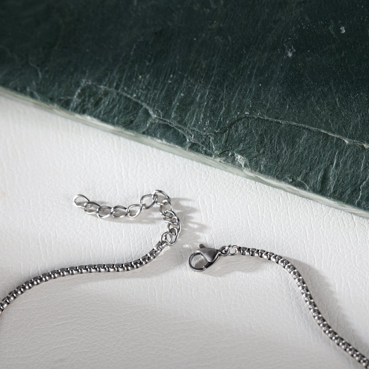 Collier à charme de guitare et corne