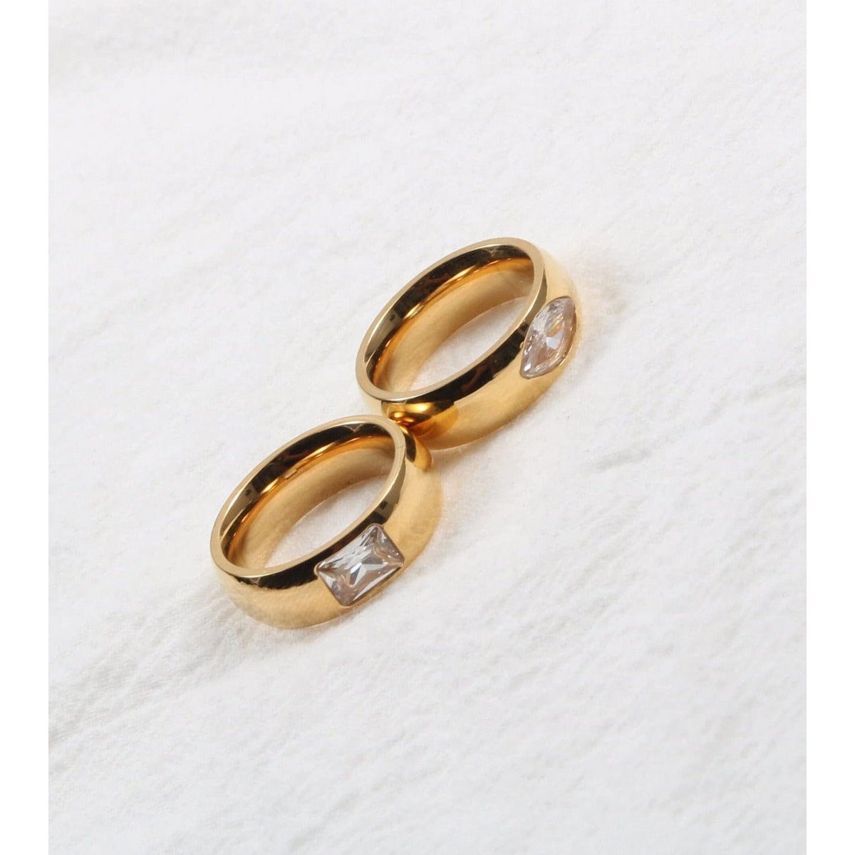 Anello in oro semplice con cristalli dorati