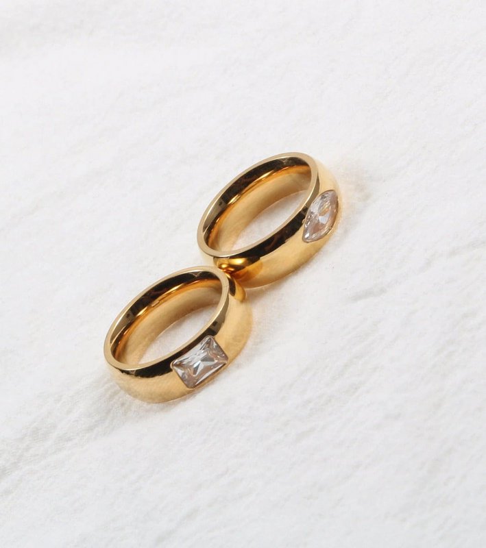 Anello in oro semplice con cristalli dorati