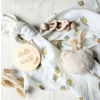 Umstands-Geschenkset Beige – Hydrophiles Tuch, Teddy-Schnuller-Kuscheltier und Rasselvogel aus Holz