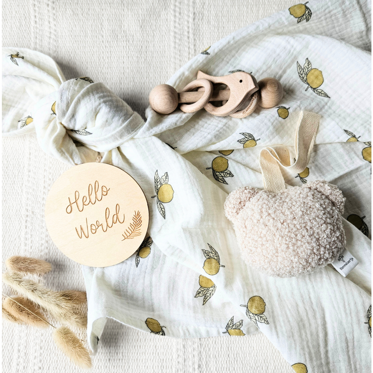 Kraamcadeau Set Beige - Hydrofiele doek, teddy speenknuffel en houten rammelaar vogel