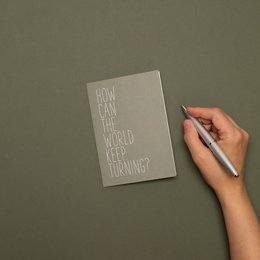Schlichte Trauerkarte "How Can The World Keep Turning?", Kondolenzkarte aus 100% Recyclingpapier