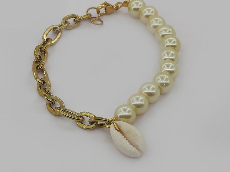 %2376 Cowrie shell pearl bracelet