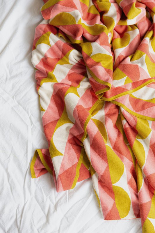 Toby Red Jacquard Throw – Blødt børstet bomuld