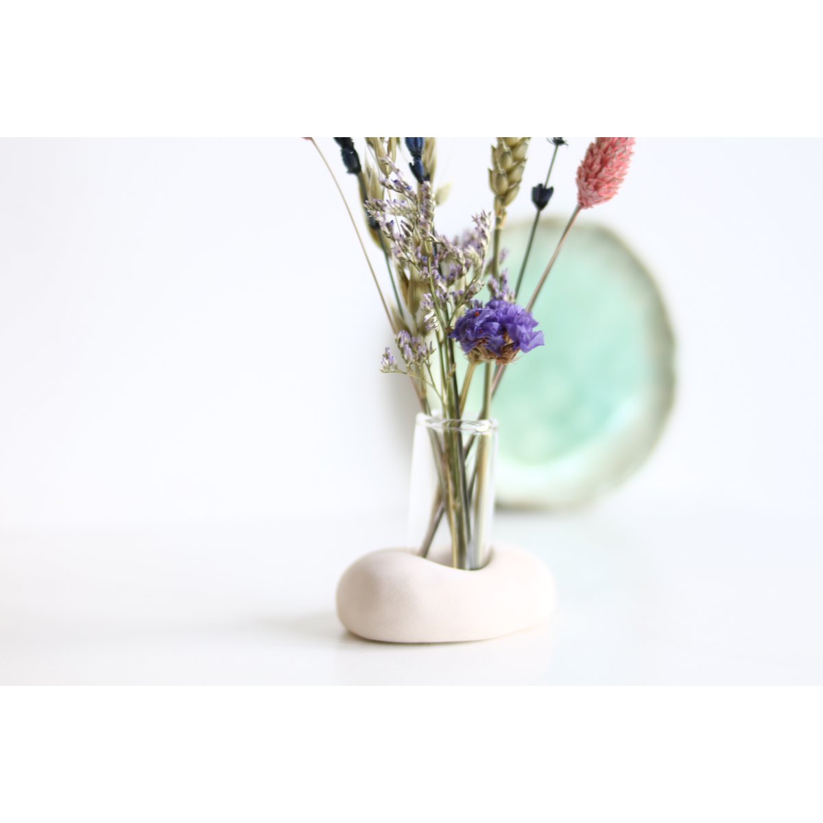 Vaasje van glas met keramiek houder en droogbloemen