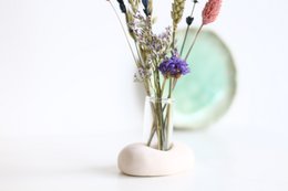 Glasvase med keramikholder og tørrede blomster