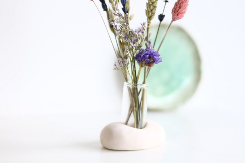 Glasvase mit Keramikhalter und Trockenblumen