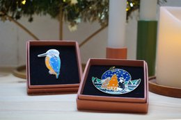 Stars watch brooch