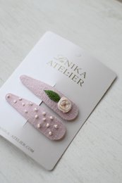 Babyroze rozenblad + stippen handgeborduurde haarspeldjes