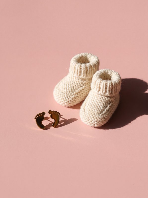 Bebe - Pendientes con forma de pies de bebé para mujer