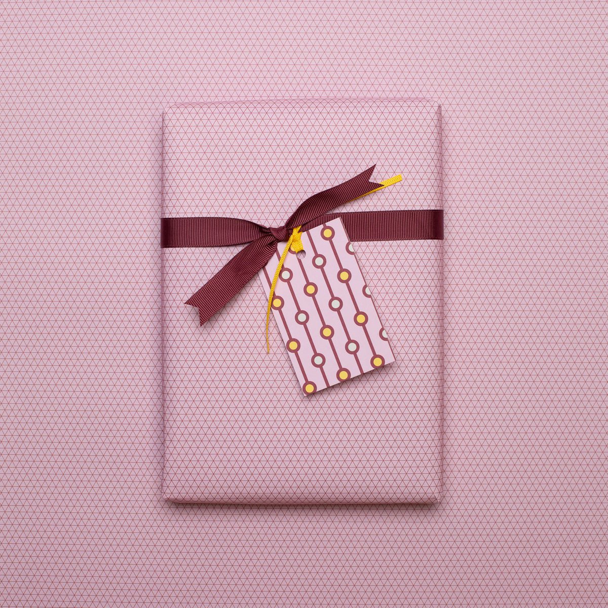 Red inpakpapier Triangles - Grafisch inpakpapier roze rood, perfect voor geschenken voor Moederdag, als een verpakking voor Valentijnsdaggeschenken of neutraal inpakpapier voor vrouwen.